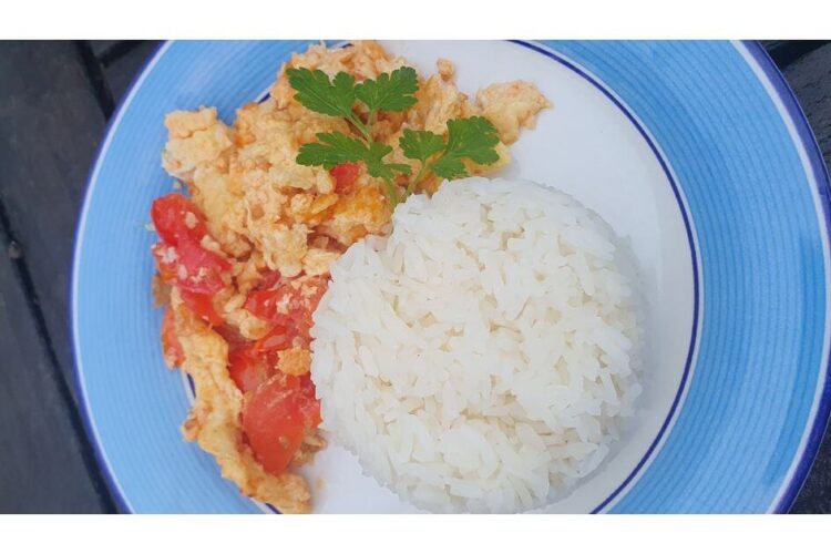 scrambled eggs with tomatoes